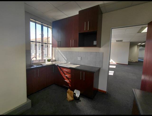 174M² OFFICE TO LET IN BRYANSTON
